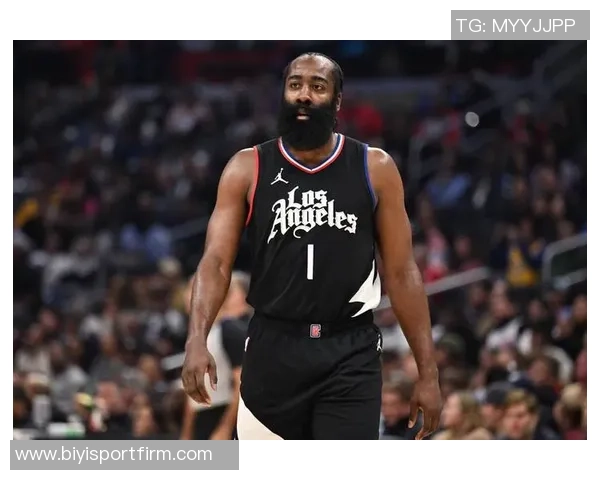 马克西热情寒暄哈登却被冷落哈登心不在焉左右游走显无奈 马克西热情寒暄哈登却被冷落哈登心不在焉左右游走显无奈