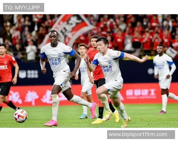 上海海港在中超联赛第29轮中以三球优势战胜浙江俱乐部绿城展现强劲实力